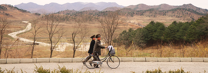 Soldado de Coreia do Norte com bicicleta - Blog INVICTUS