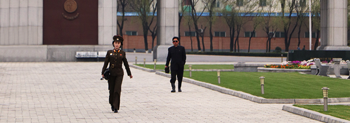 Mulher do Exército em Pyongyang - Coreia do Norte - Blog INVICTUS