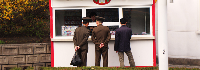 Soldados andando em Pyongyang - Coreia do Norte - Blog INVICTUS