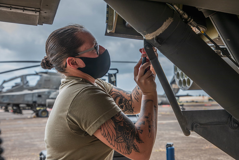 Soldado Americano arrumando um helicóptero US | Blog INVICTUS.